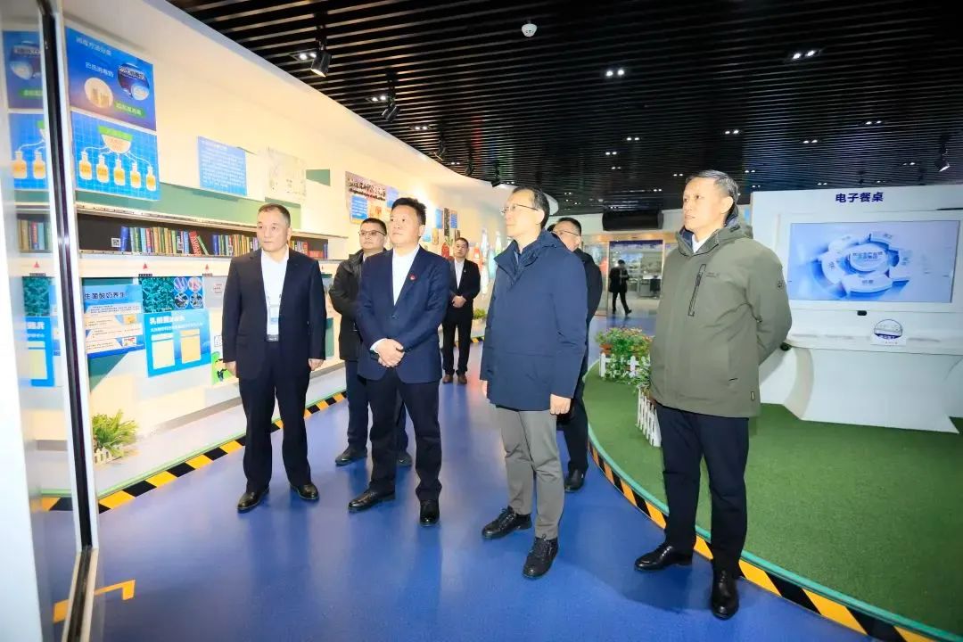 省政府国资委党委书记、主任李涛一行到心博（中国）乳业集团调研