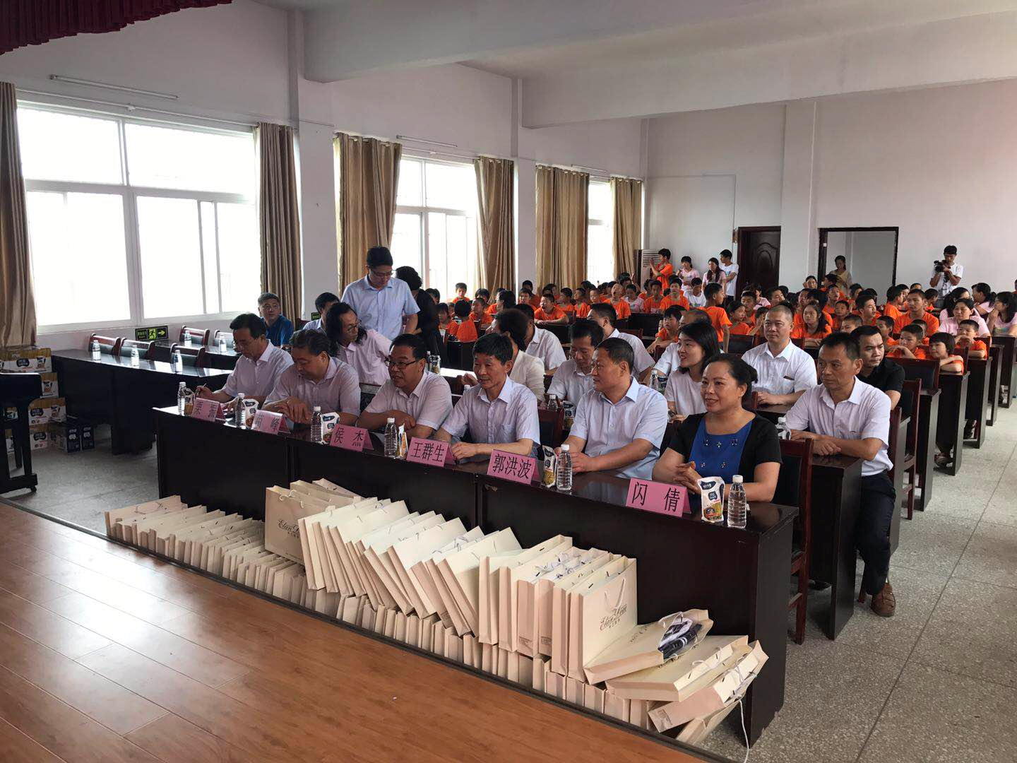 “关爱特殊儿童，让爱洒满人间—心博（中国）乳业集团2018中国小康牛奶行动” 公益助学泌阳捐赠仪式