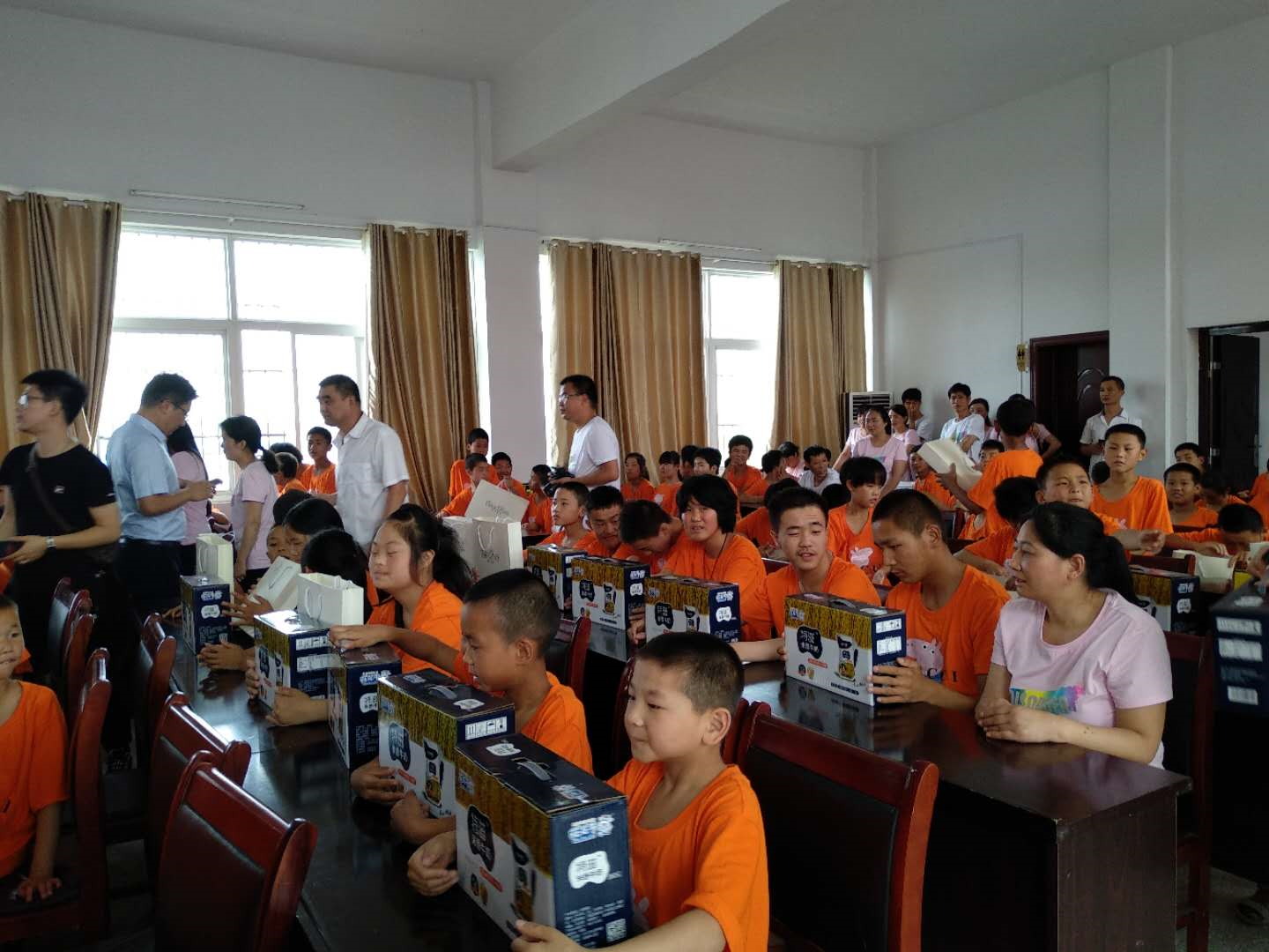 “关爱特殊儿童，让爱洒满人间—心博（中国）乳业集团2018中国小康牛奶行动” 公益助学泌阳捐赠仪式