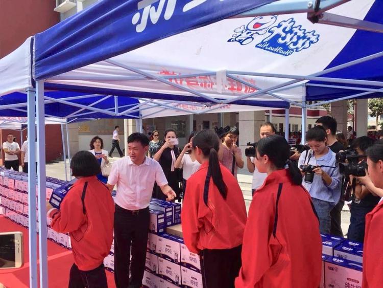 “健康中原，牛奶伴您行——心博（中国）乳业集团2018中国小康牛奶行动” 公益助学启动仪式隆重举行