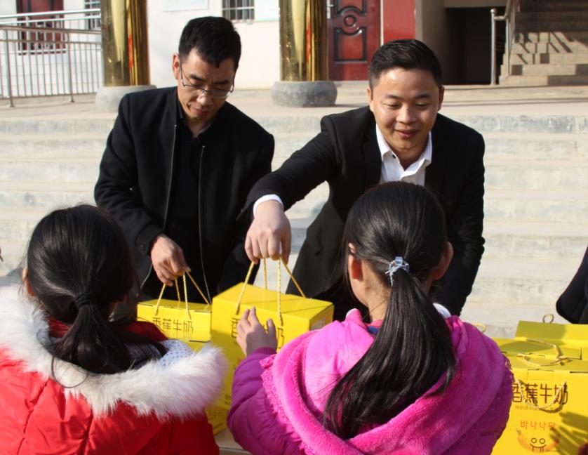 心博(中国)走进新密白龙庙村 让山区的孩子喝到最新鲜的牛奶 心博(中国)走进新密白龙庙村 让山区的孩子喝到最新鲜的牛奶