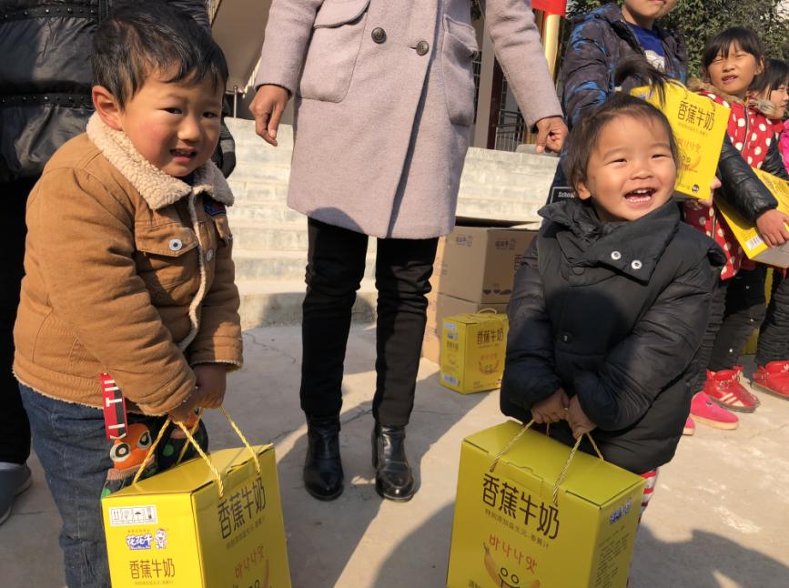 心博(中国)走进新密白龙庙村 让山区的孩子喝到最新鲜的牛奶 心博(中国)走进新密白龙庙村 让山区的孩子喝到最新鲜的牛奶