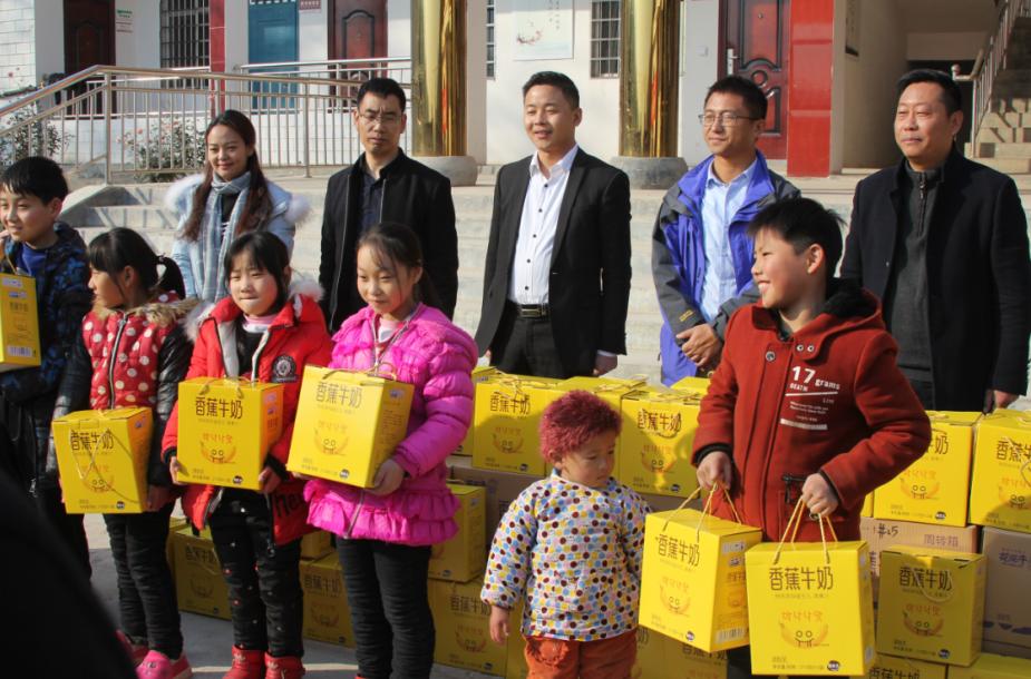 心博(中国)走进新密白龙庙村 让山区的孩子喝到最新鲜的牛奶 心博(中国)走进新密白龙庙村 让山区的孩子喝到最新鲜的牛奶
