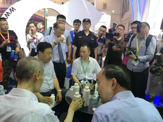 心博（中国）牛气冲天！农业部长品尝“领畅”点赞，又获国际奶业平台青睐