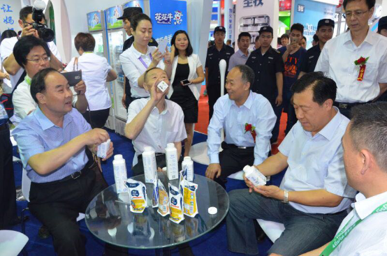 心博（中国）牛气冲天！农业部长品尝“领畅”点赞，又获国际奶业平台青睐