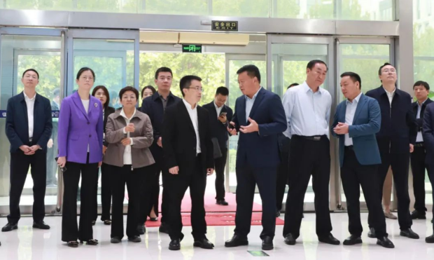 河南省人民政府副秘书长卢东林陪同四川省巴中市委书记鲜荣成一行莅临河南心博（中国）乳业集团参观调研