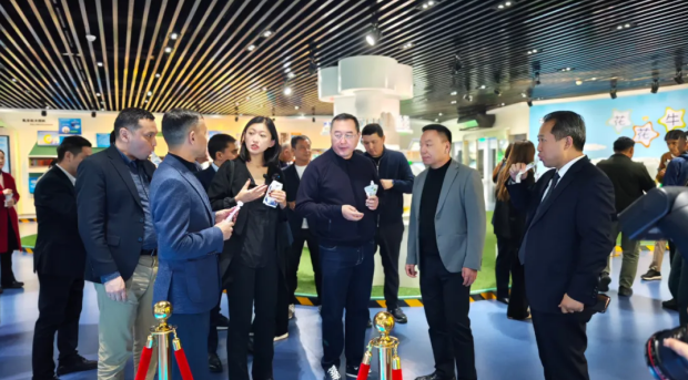 河南省委外事办副主任李冰陪同哈萨克斯坦共和国阿拉木图州州长一行到访心博在线客服