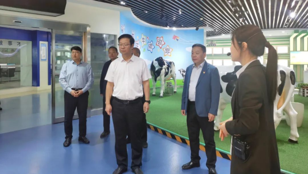 郑州市人民检察院党组书记、代检察长张道伟一行莅临河南心博（中国）乳业集团参观调研